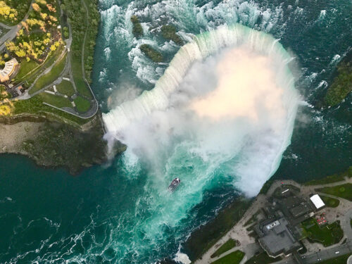 CASCATE DEL NIAGARA: Al confine tra Stati Uniti e Canada. Quello che lascia letteralmente senza fiato di questo autentico spettacolo della natura non è l’altezza, seppur ragguardevole, ma l’impressionante portata d’acqua del fiume, che è di circa 168 mila metri cubi al minuto. Le attività alle Cascate del Niagara sono moltissime: un vero e proprio must è la crociera per avvicinarsi alle tre cascate con un giro panoramico sul battello.